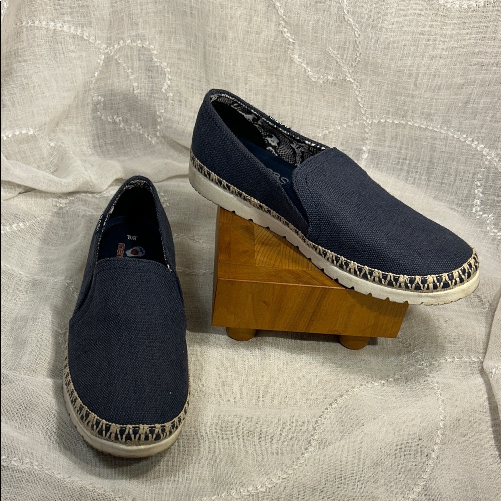 Bob’s Sketchers almost NEW memory foam canvas comfy loafers